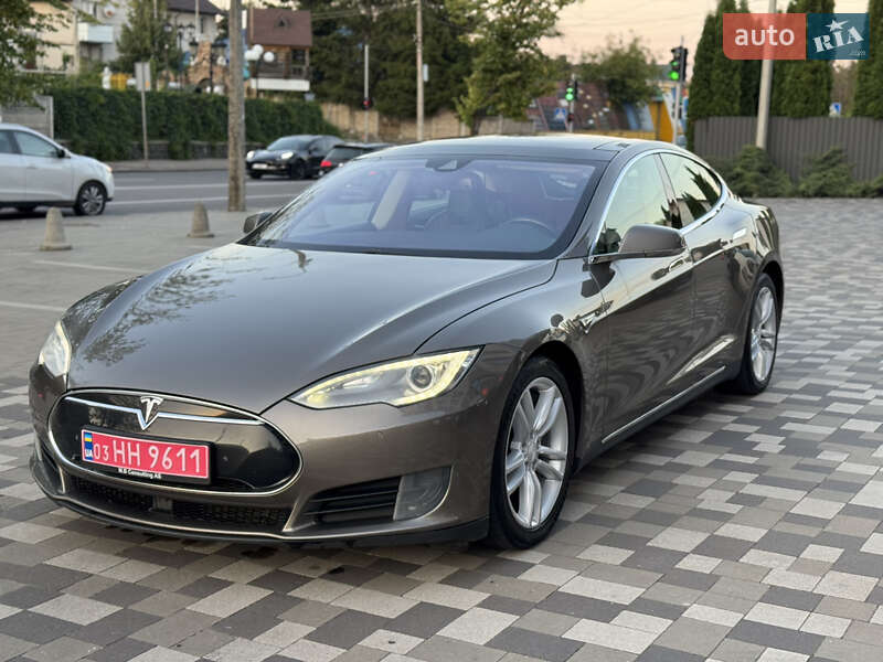Лифтбек Tesla Model S 2015 в Ровно