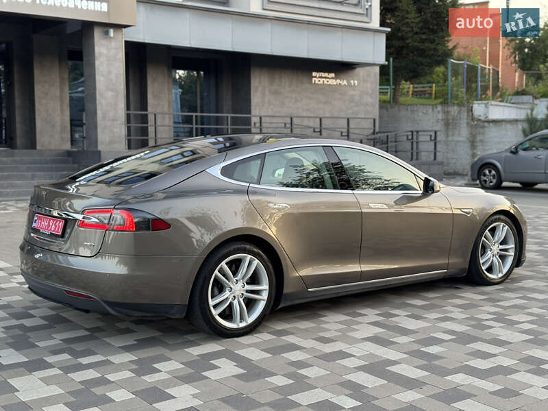 Лифтбек Tesla Model S 2015 в Ровно