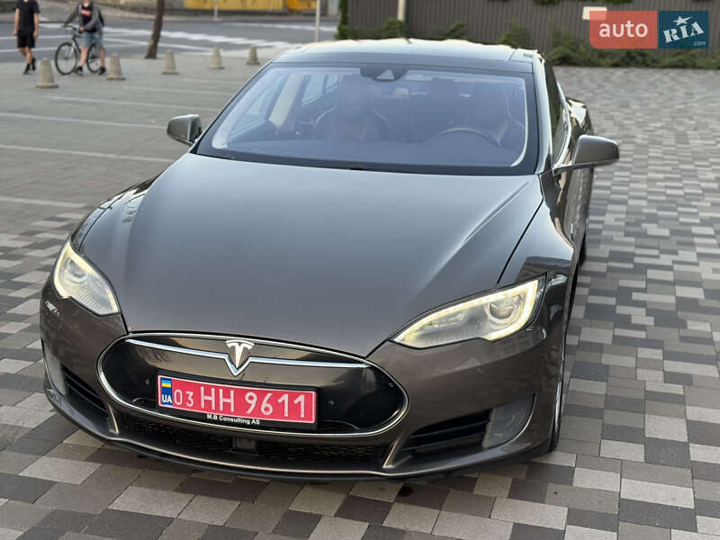 Лифтбек Tesla Model S 2015 в Ровно