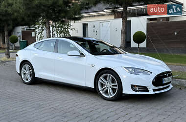 Лифтбек Tesla Model S 2015 в 