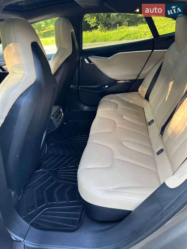 Лифтбек Tesla Model S 2015 в Ровно