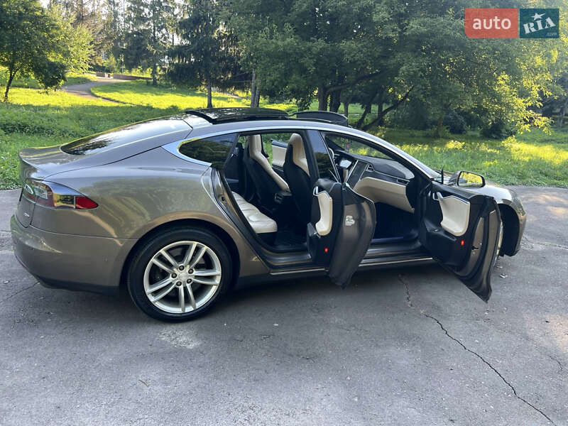 Лифтбек Tesla Model S 2015 в Ровно