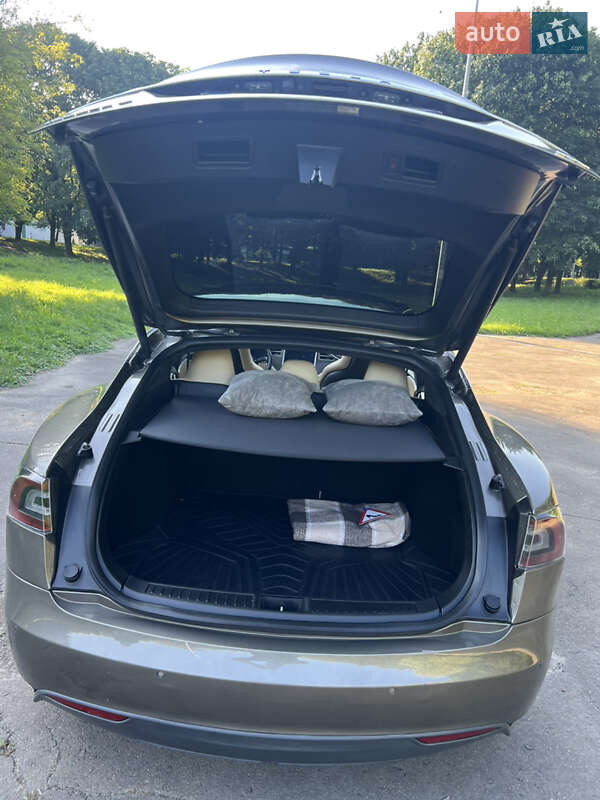 Лифтбек Tesla Model S 2015 в Ровно