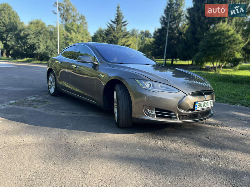 Лифтбек Tesla Model S 2015 в Ровно