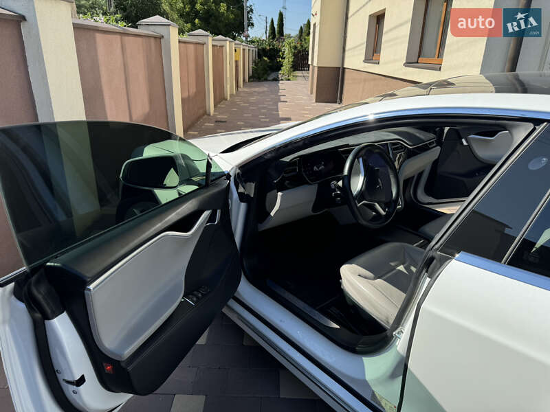 Лифтбек Tesla Model S 2016 в Ивано-Франковске