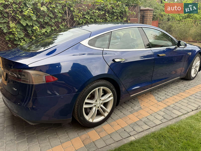 Лифтбек Tesla Model S 2015 в Киеве фото 2 Лифтбек Tesla Model S 2015 в Киеве