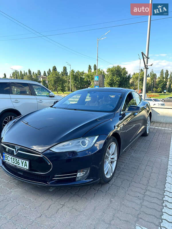 Tesla Model S 2015