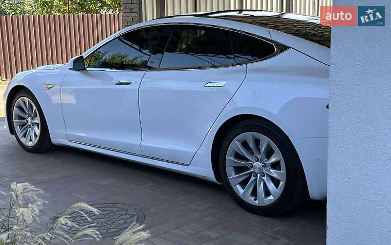 Лифтбек Tesla Model S 2016 в Кропивницком