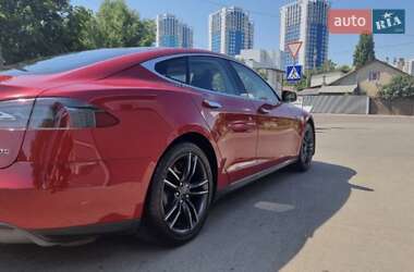 Лифтбек Tesla Model S 2015 в 