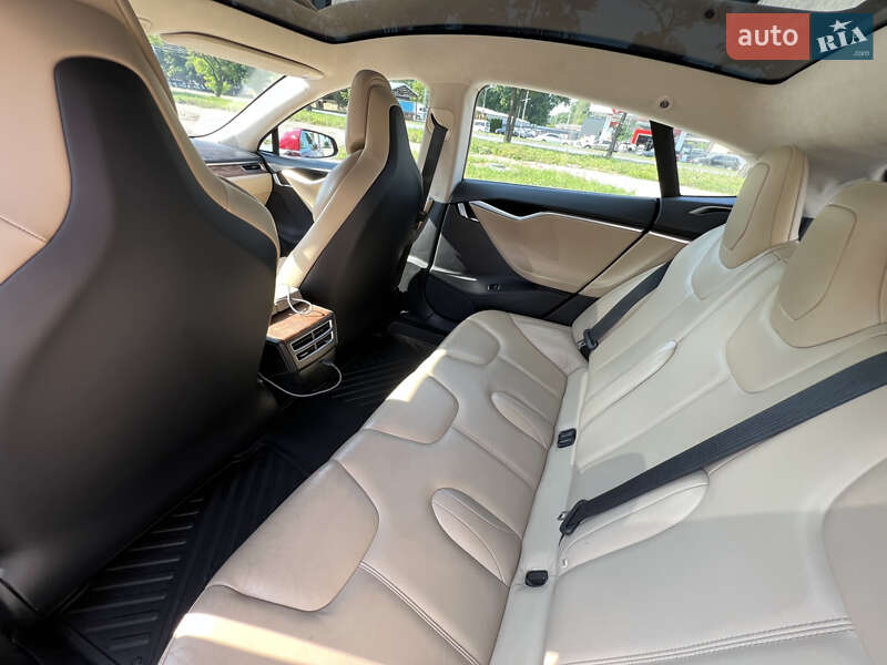 Лифтбек Tesla Model S 2017 в Тернополе