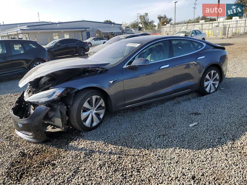 Лифтбек Tesla Model S 2021 в Сарнах