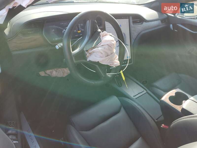 Лифтбек Tesla Model S 2021 в Сарнах