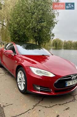 Лифтбек Tesla Model S 2015 в 
