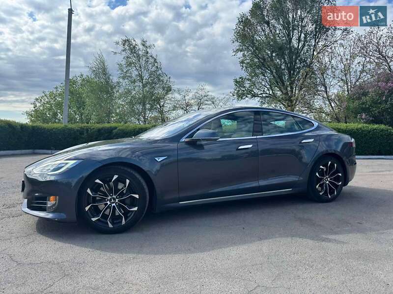 Лифтбек Tesla Model S 2016 в Каменском