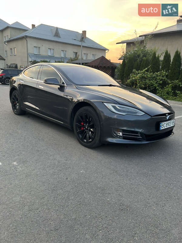 Лифтбек Tesla Model S 2016 в Львове