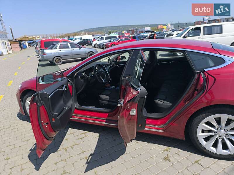 Лифтбек Tesla Model S 2016 в Черновцах