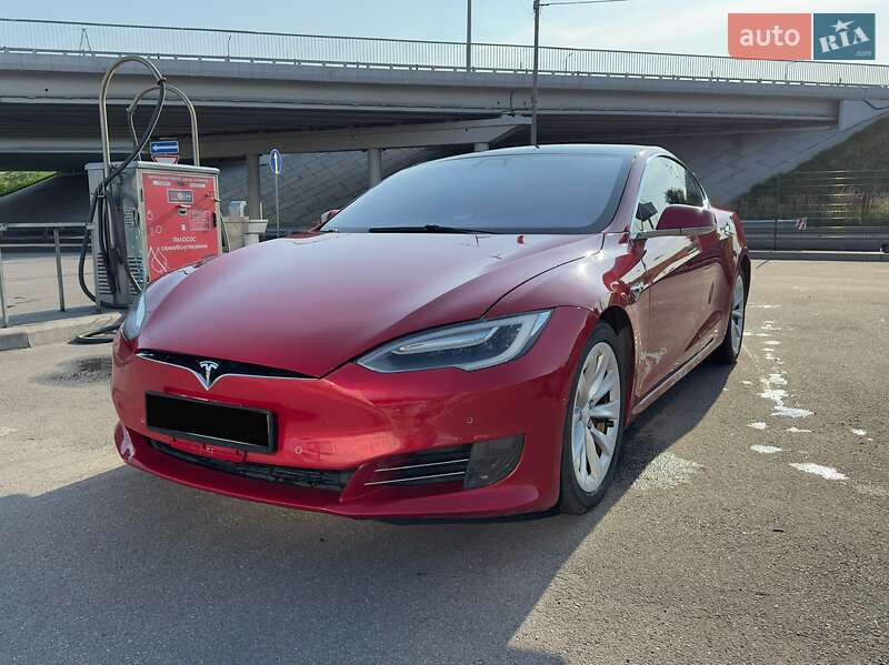 Лифтбек Tesla Model S 2017 в 
