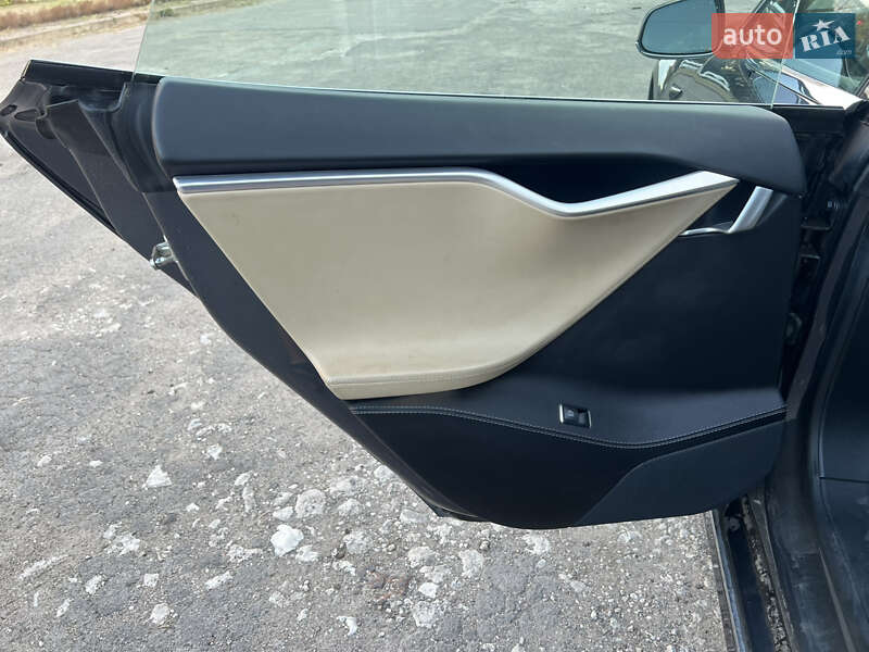 Лифтбек Tesla Model S 2017 в Кривом Роге