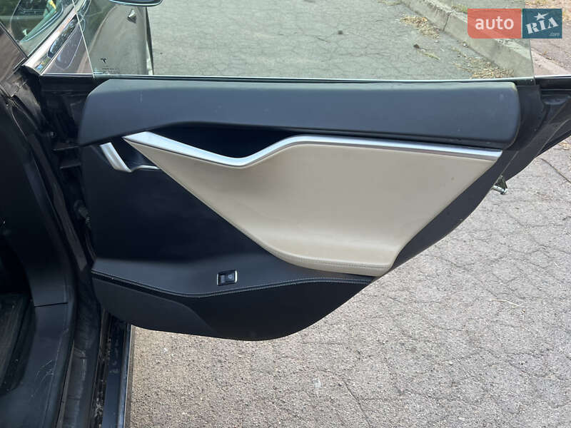 Лифтбек Tesla Model S 2017 в Кривом Роге