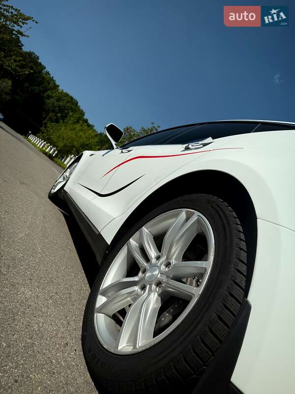 Лифтбек Tesla Model S 2015 в Виннице