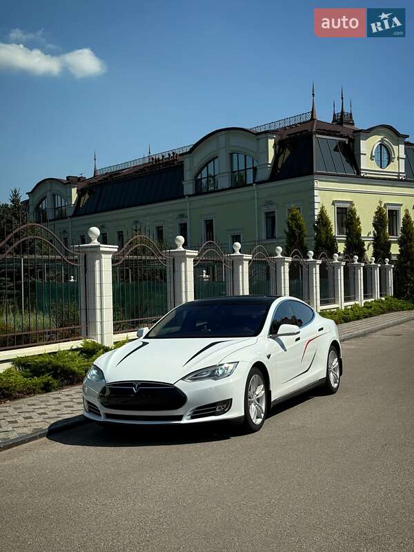 Лифтбек Tesla Model S 2015 в Виннице