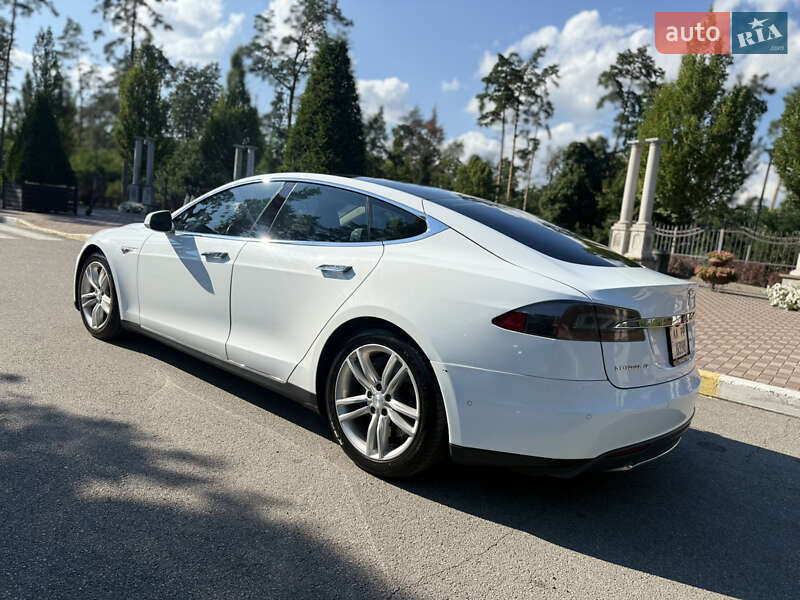 Лифтбек Tesla Model S 2015 в Киеве