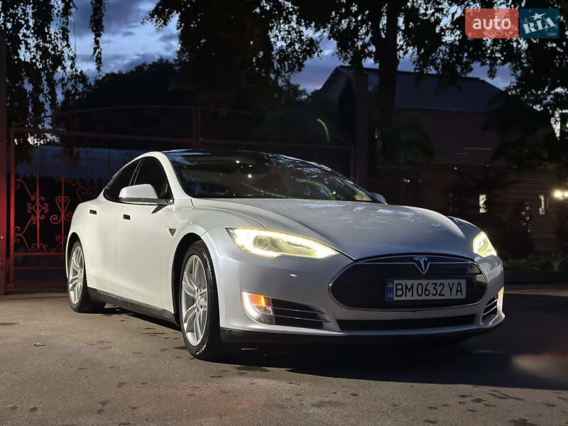 Лифтбек Tesla Model S 2012 в 