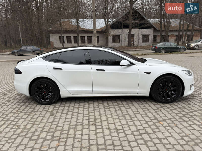 Лифтбек Tesla Model S 2016 в Львове