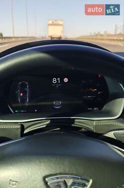 Лифтбек Tesla Model S 2015 в 