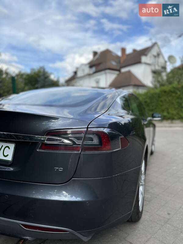 Лифтбек Tesla Model S 2015 в Львове