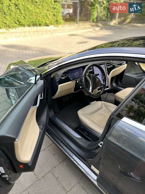 Лифтбек Tesla Model S 2015 в Львове