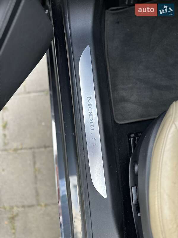 Лифтбек Tesla Model S 2015 в Львове