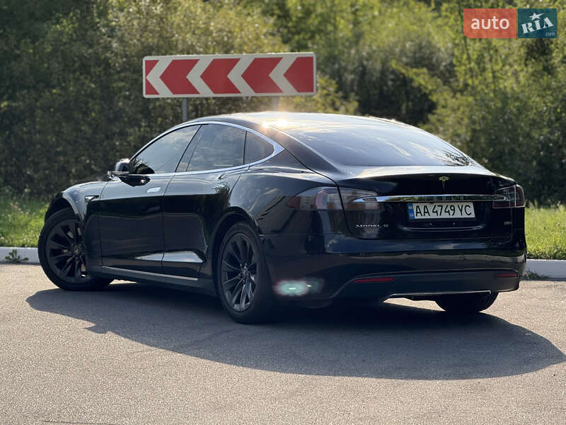 Лифтбек Tesla Model S 2016 в Киеве