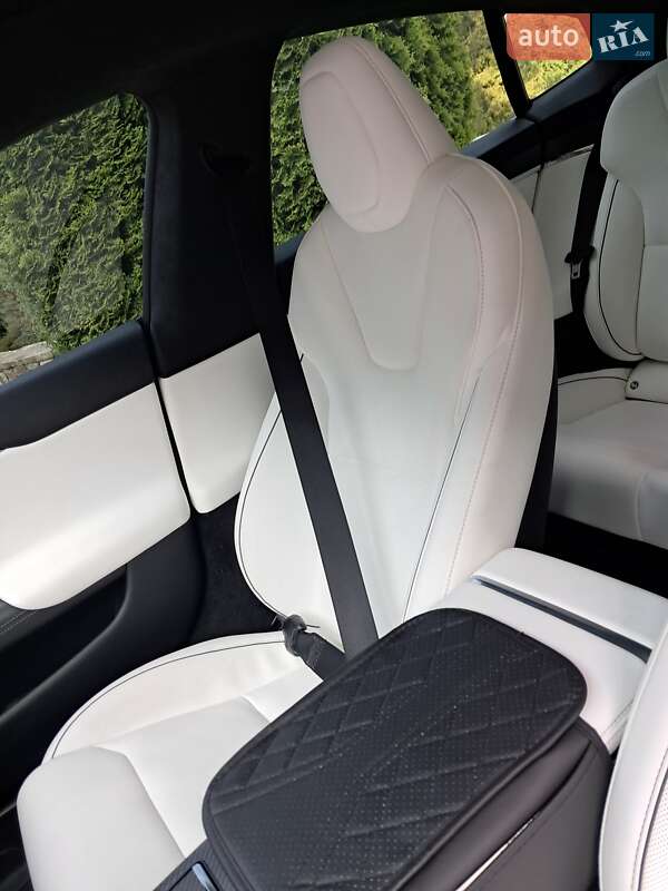 Лифтбек Tesla Model S 2021 в Коломые