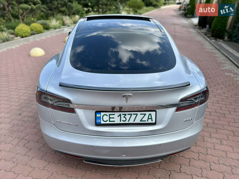 Ліфтбек Tesla Model S 2015 в Чернівцях