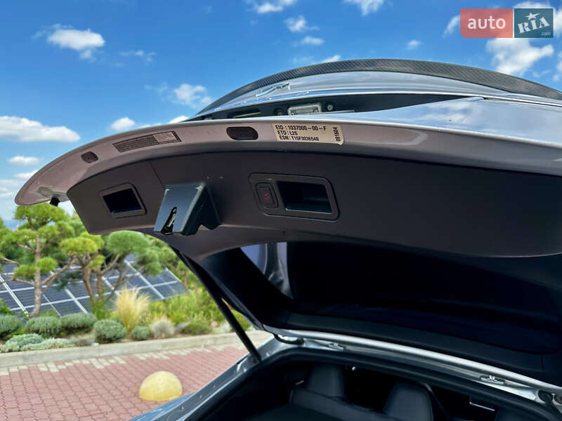 Ліфтбек Tesla Model S 2015 в Чернівцях