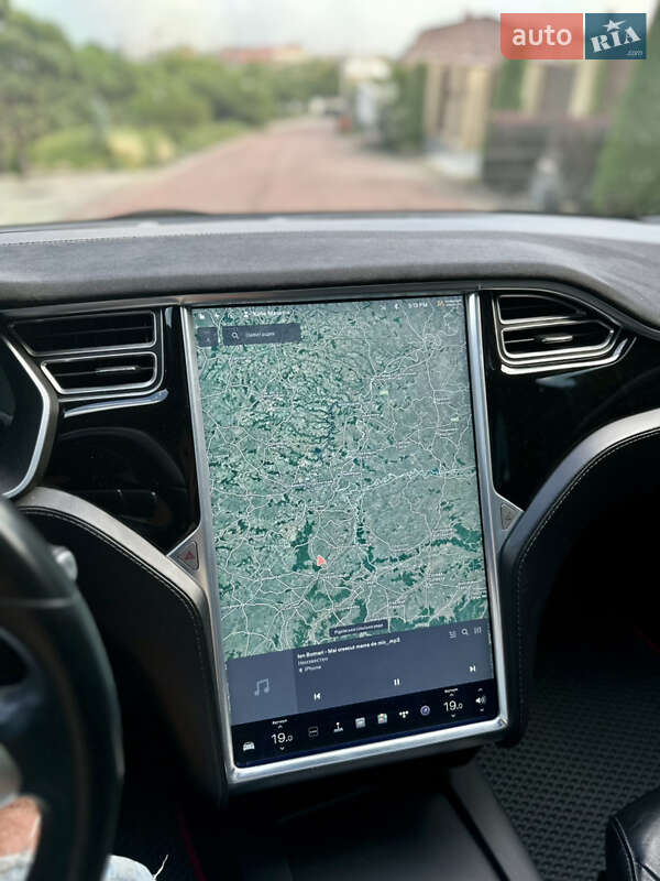 Ліфтбек Tesla Model S 2015 в Чернівцях