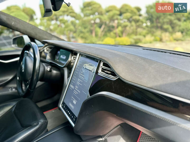 Ліфтбек Tesla Model S 2015 в Чернівцях