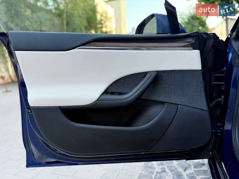 Лифтбек Tesla Model S 2021 в Львове