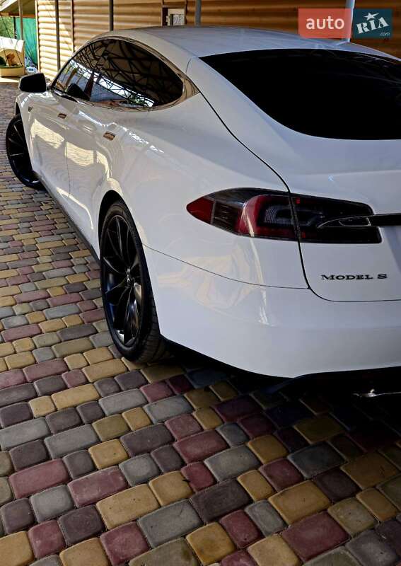 Лифтбек Tesla Model S 2013 в 