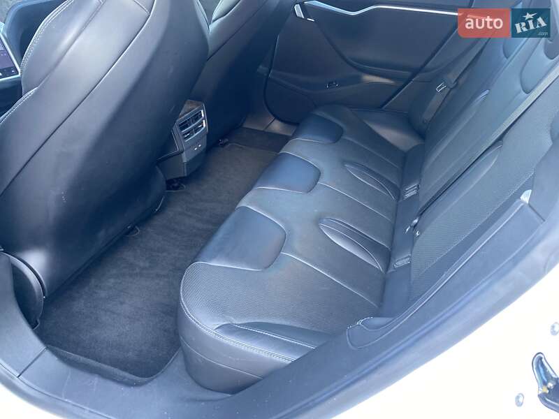 Лифтбек Tesla Model S 2016 в Львове