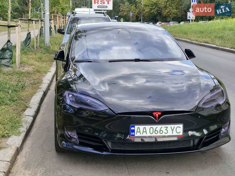 Лифтбек Tesla Model S 2020 в 