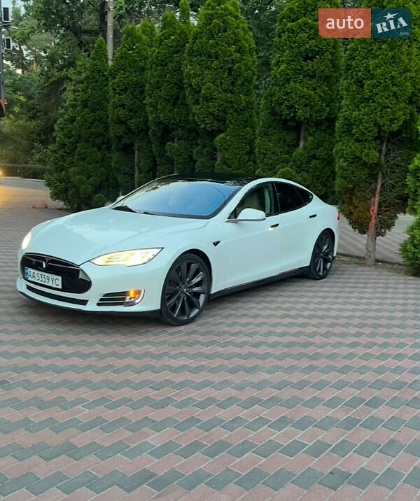 Лифтбек Tesla Model S 2013 в 