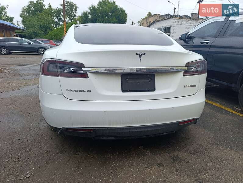 Лифтбек Tesla Model S 2015 в 