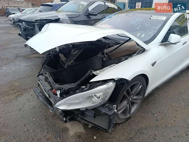 Лифтбек Tesla Model S 2015 в Николаеве
