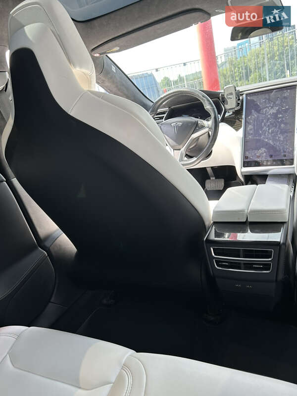 Лифтбек Tesla Model S 2017 в Львове