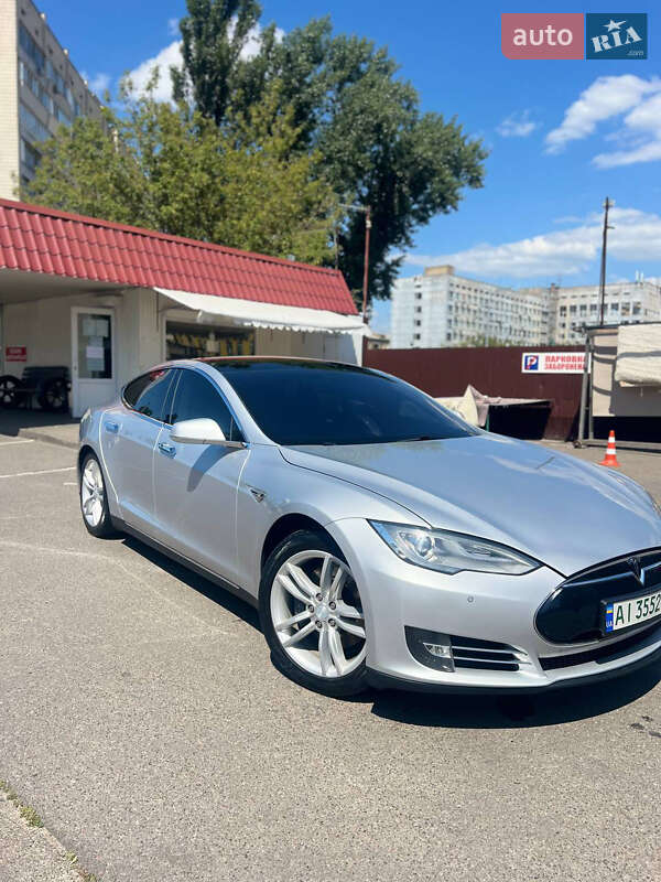 Ліфтбек Tesla Model S 2013 в 
