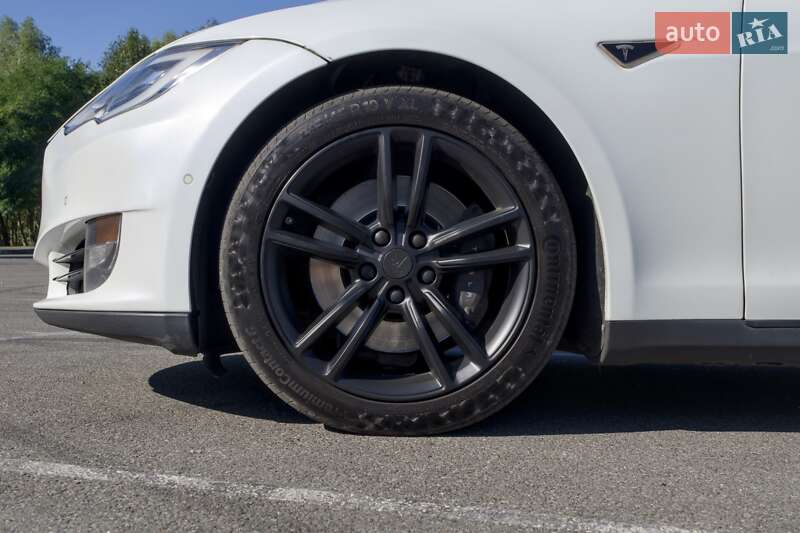 Лифтбек Tesla Model S 2015 в Ирпене