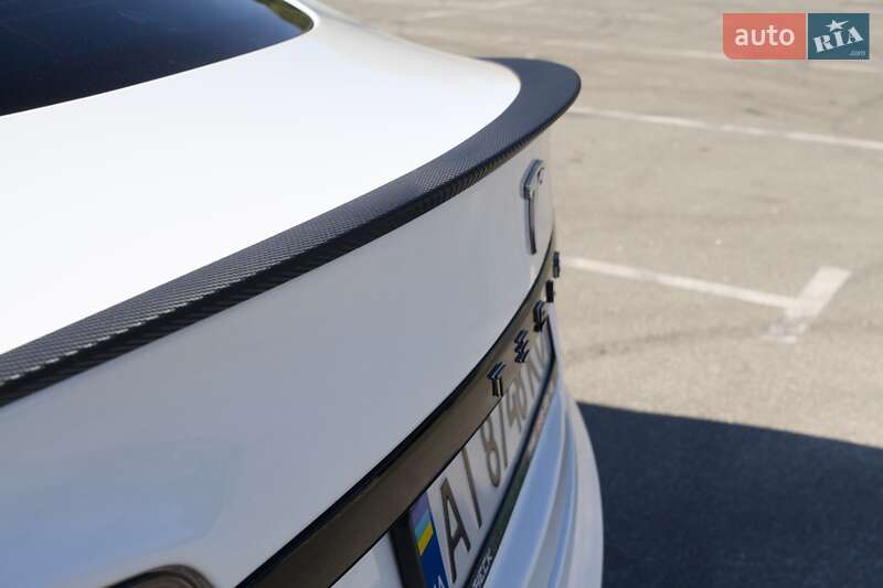 Лифтбек Tesla Model S 2015 в Ирпене