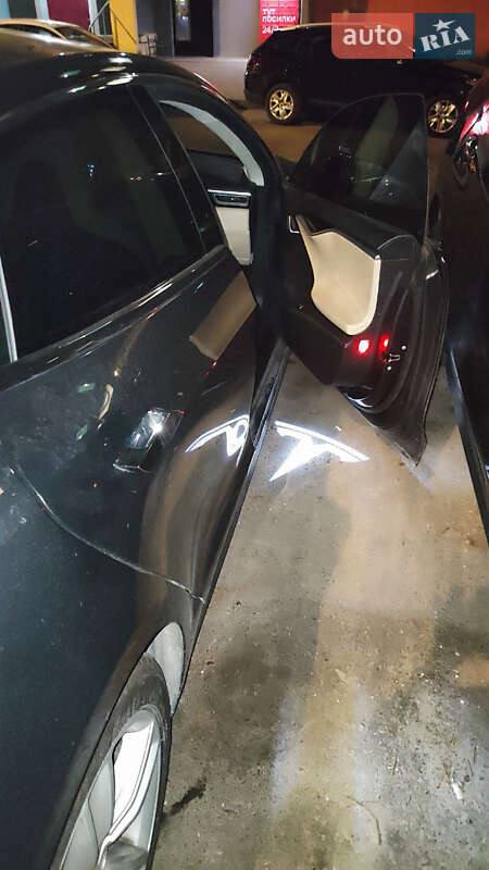 Лифтбек Tesla Model S 2015 в Львове